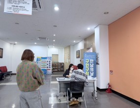 구인구직 만남의 날 투썸플레이스 (주) 정읍공장&nbsp;행 사 명 : 구인, 구직만남의 날&nbsp;일&nbsp; &nbsp; 시 : 2026. 2. 11. (수) 14:00장&nbsp; &nbsp; 소 : 정읍일자리지원센터&nbsp;&nbsp; &nbsp; &nbsp; &nbsp; &nbsp; &nbsp;(정읍시 수성택지 3길 28 2층)구인구직 만남의 날 현장 지원 접수 및 이력서 작성&nbsp;&nbsp;오늘 면접 보시느라 정말 수고 많으셨습니다.&nbsp;&nbsp;준비하신 만큼 좋은 결과가 꼭 있을 거예요.&nbsp;응원하겠습니다.&nbsp;